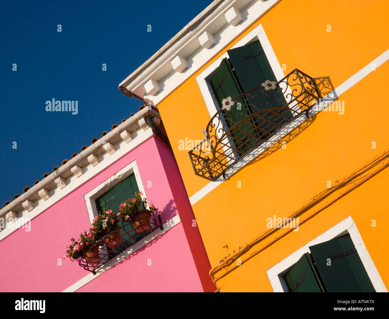 Burano, Venise, Vénétie, Italie. Détail des maisons peintes de couleurs vives, tilted view. Banque D'Images