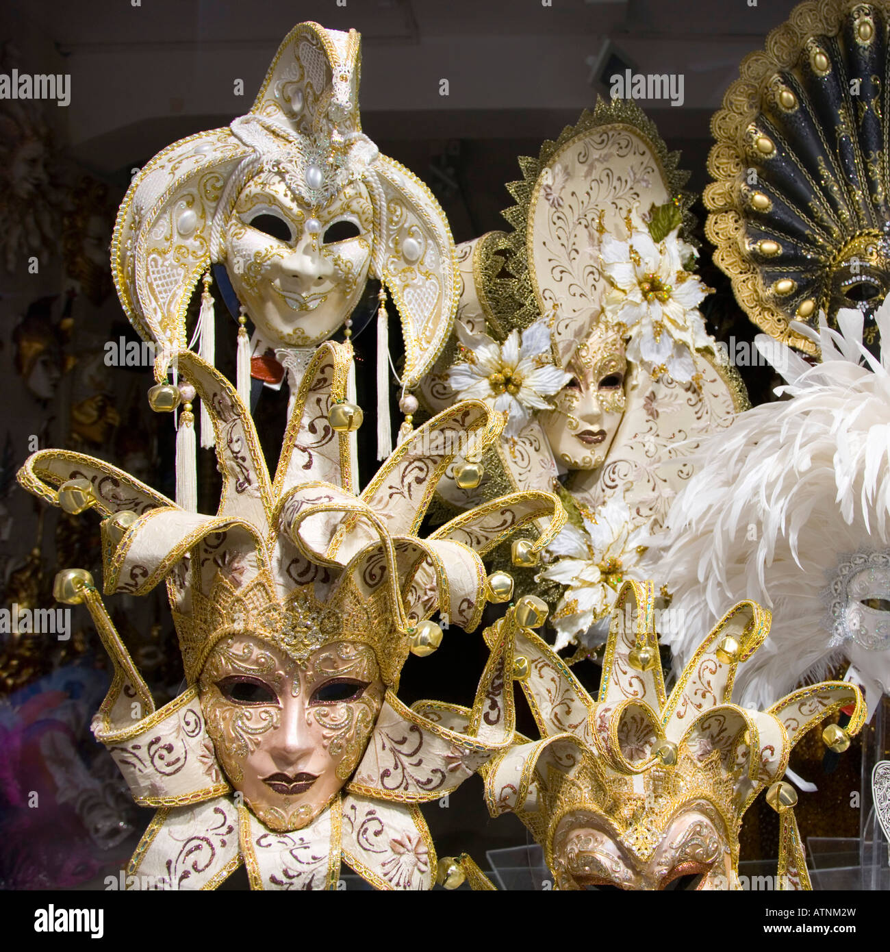 Venise, Vénétie, Italie. Les masques de carnaval superbement conçu sur l'affichage en vitrine haut de gamme. Banque D'Images