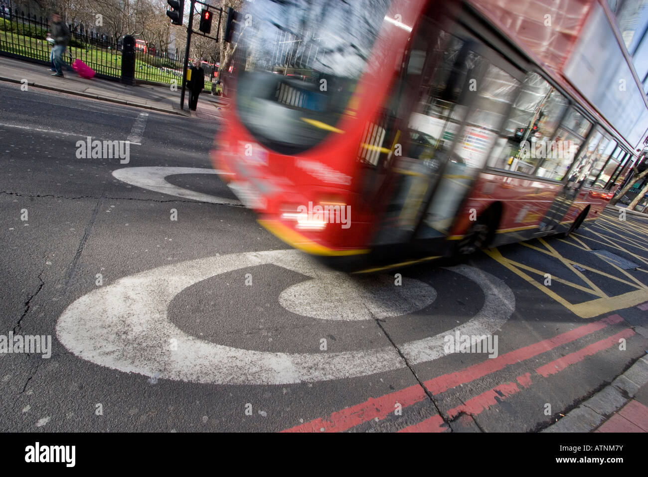 Congestion charge zone avec C géant en route pour signifier l'entrée dans la zone de zone Kings Cross Londres Banque D'Images