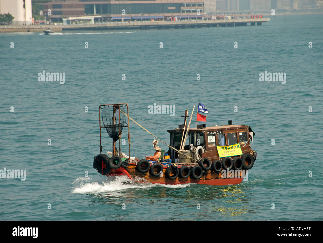 En sampan, Port, Hong Kong, Chine Banque D'Images