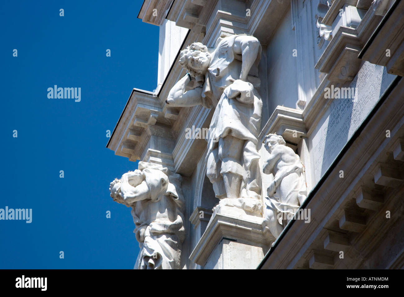 Venise, Vénétie, Italie. Les chiffres sur le géant façade baroque de l'Ospedaletto, a.k.a Chiesa di Santa Maria dei Derelitti. Banque D'Images