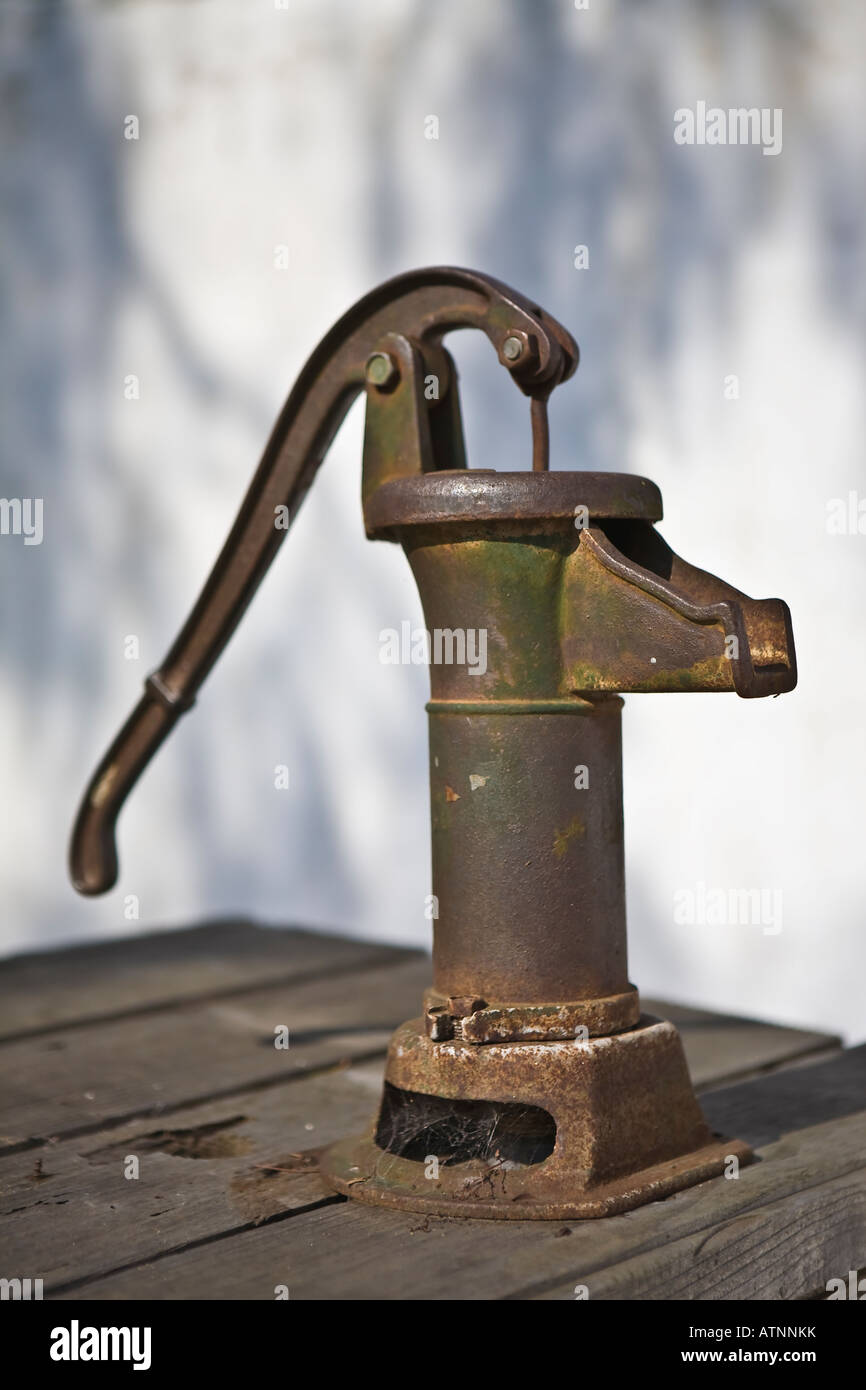 File:Pompe à eau manuelle.jpg - Wikimedia Commons