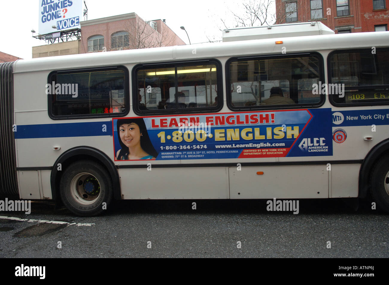 Une publicité pour un cours d'anglais langue seconde école sur le côté d'un bus Transit NYC Banque D'Images