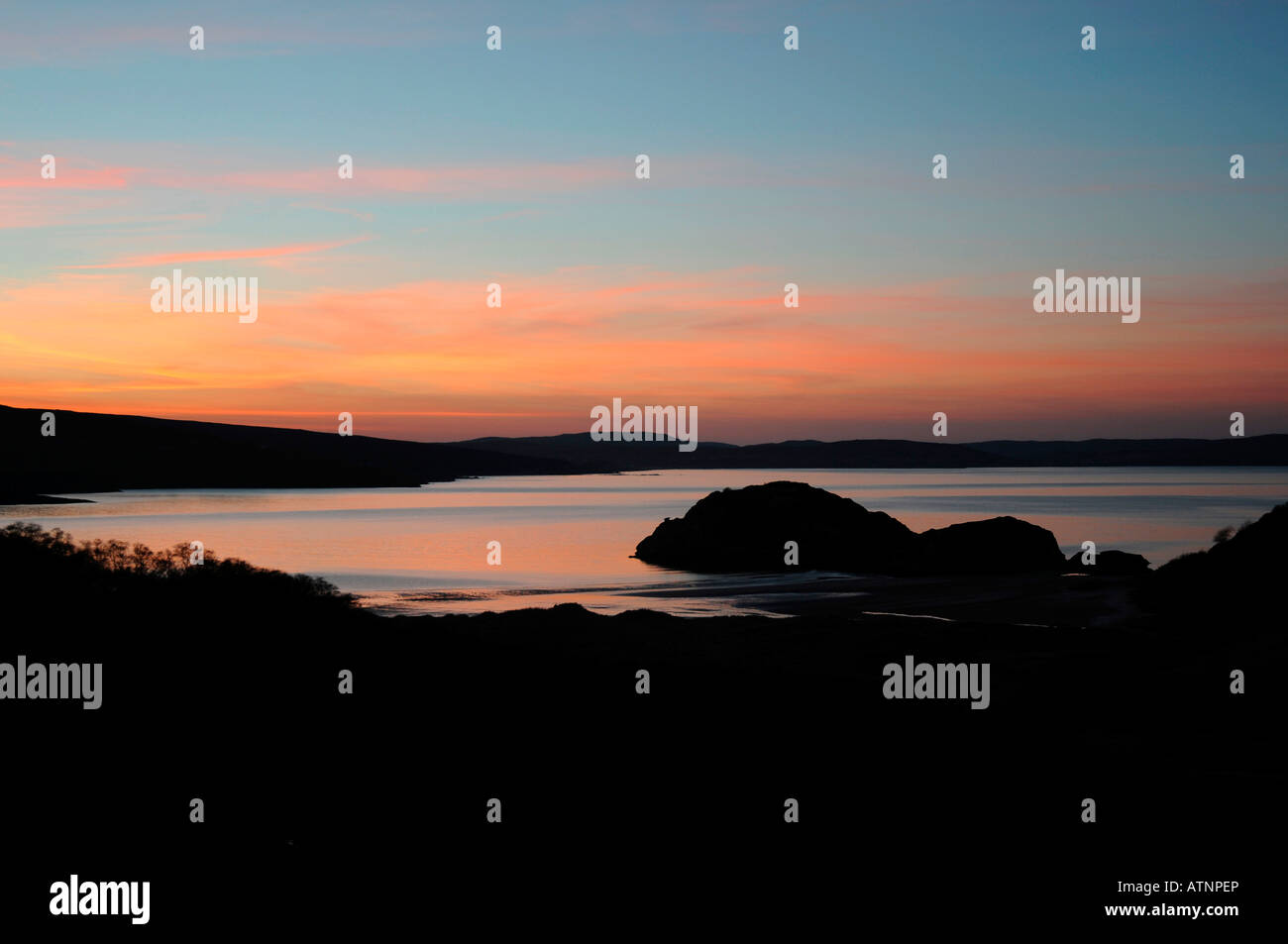 Coucher de soleil sur la baie de Gruinard, Wester Ross, North West Highland Ecosse sur la côte nord route 500 Banque D'Images