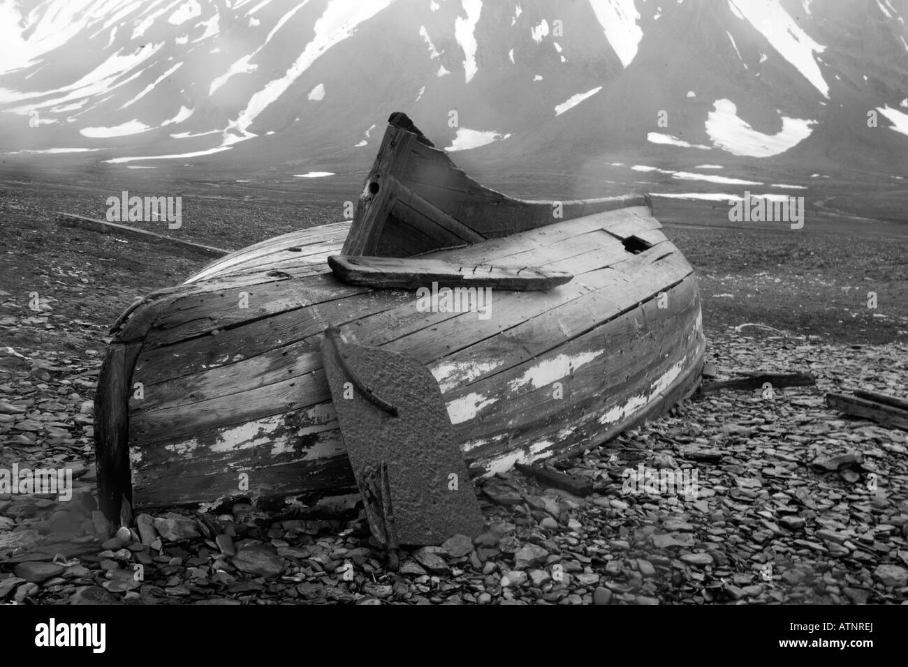 Bateau abandonné, Svalbard, Arctique norvégien Banque D'Images