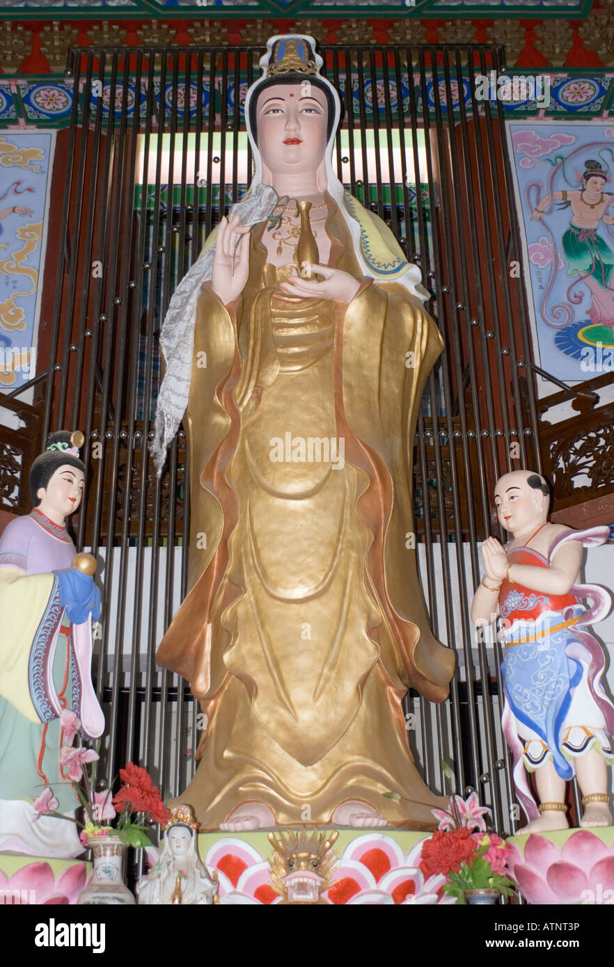 La Chine, Guanyin statue à l'intérieur du pavillon du miroir, Tian Jing Ge, le Lac Erhai, près de Dali, Yunnan Province Banque D'Images