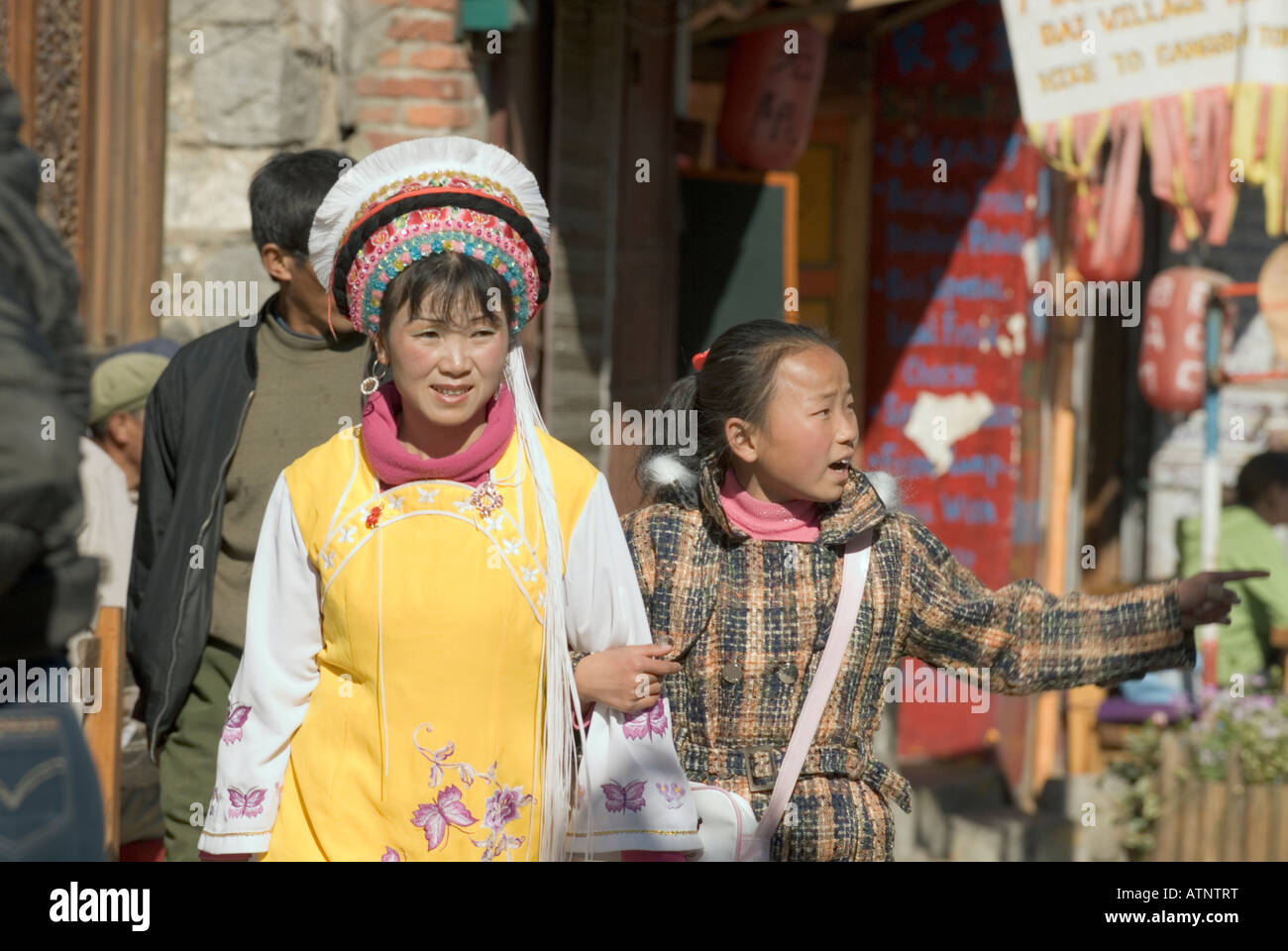 La Chine, le chinois Bai Woman Shopping avec sa fille, Dali, Yunnan Province Banque D'Images