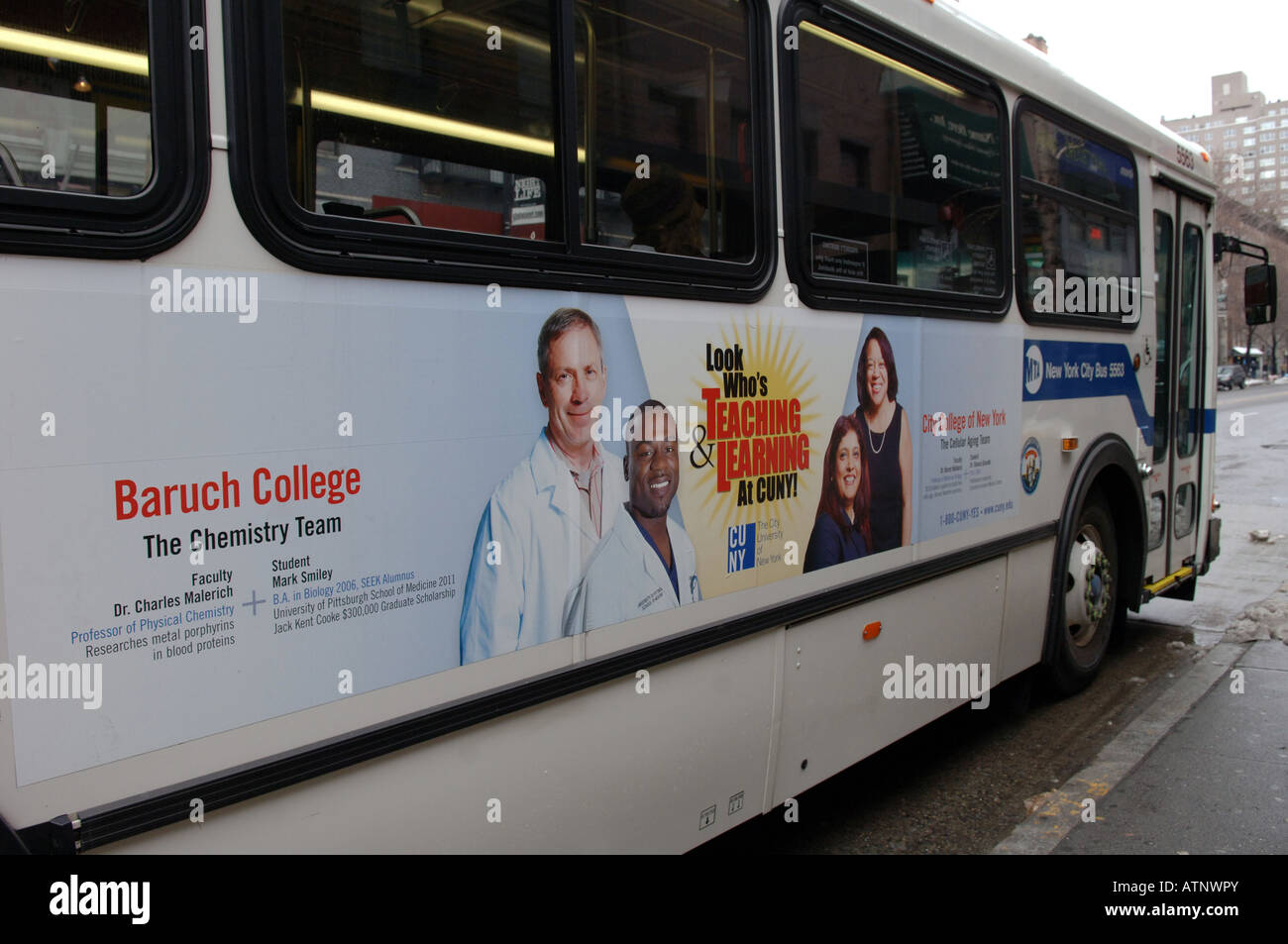 Une publicité pour la culture de la CUNY Baruch College sur le côté d'un bus Transit NYC Banque D'Images