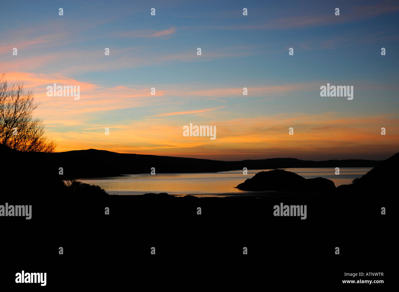 Coucher de soleil sur la baie de Gruinard, Wester Ross, North West Highland Ecosse sur la côte nord route 500 Banque D'Images