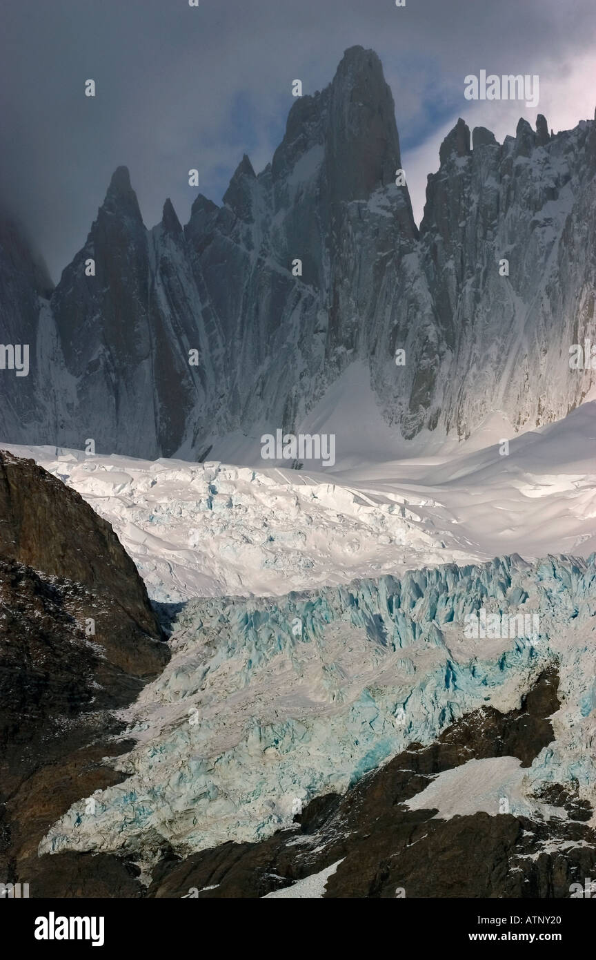 Patagonie Glacier Piedras Blancas épaule d'obscrured pic Fitzroy Mt à gauche le parc national Los Glaciares Argentine Novembre Banque D'Images