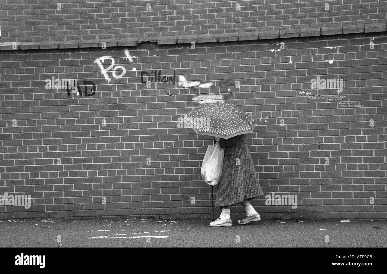 Vieille Femme avec parapluie Banque D'Images