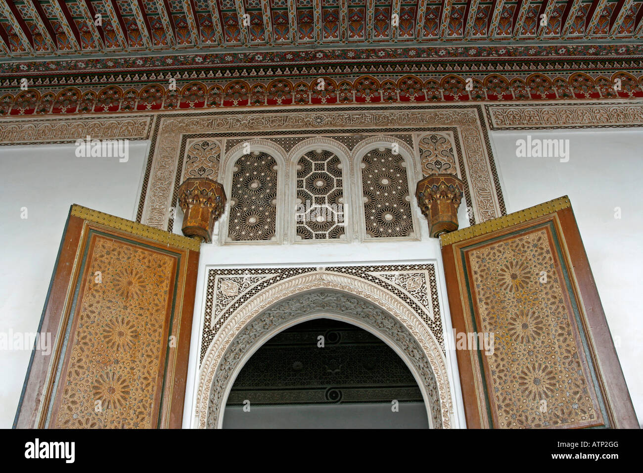 En stuc sculpté un plafond en bois peint et décoré de motifs zellige portes au Palais de la Bahia, Marrakech, Maroc Banque D'Images