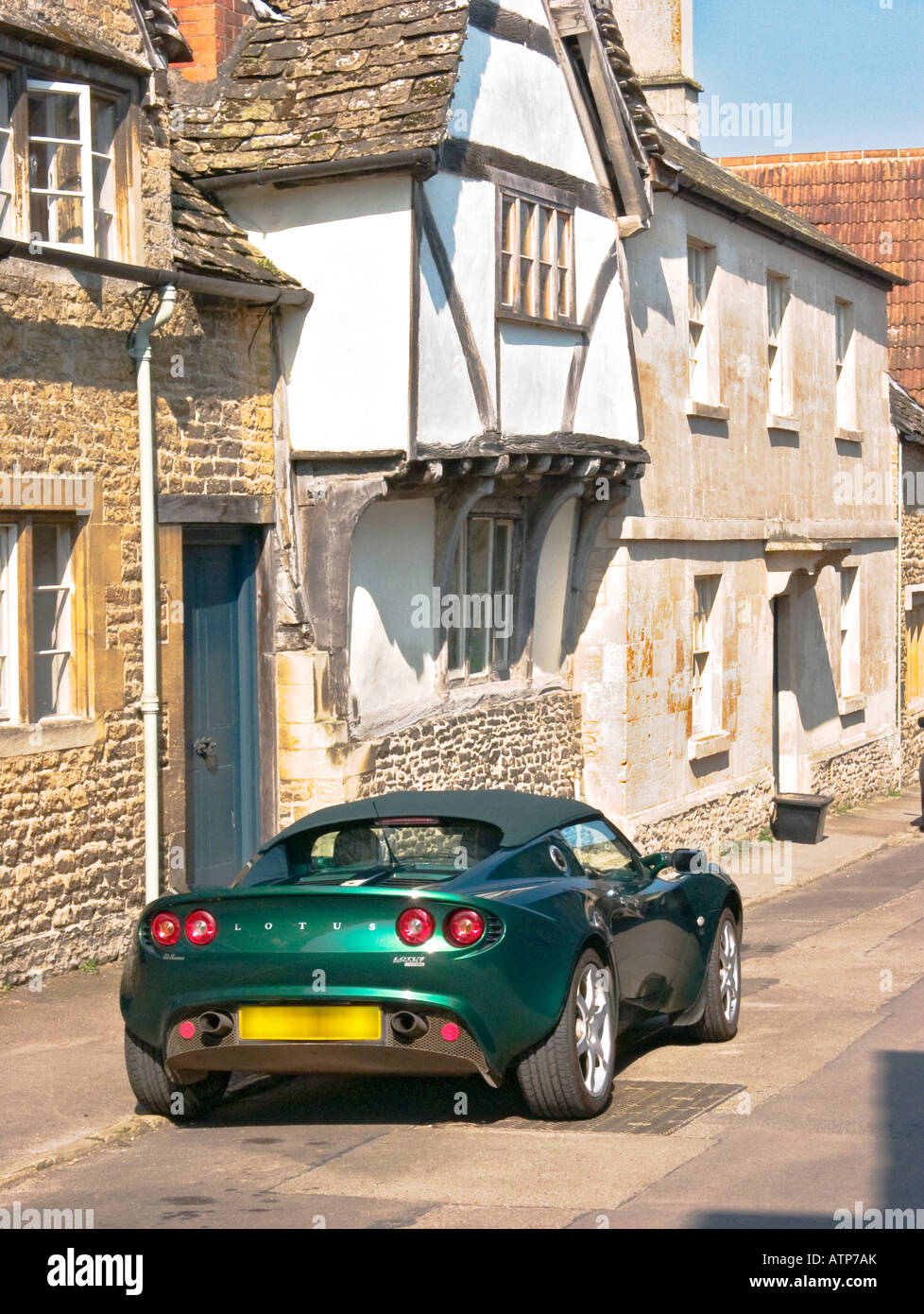 Williams vert Lotus Elise voiture de sport en anglais village Lacock, Wiltshire UK UE Banque D'Images