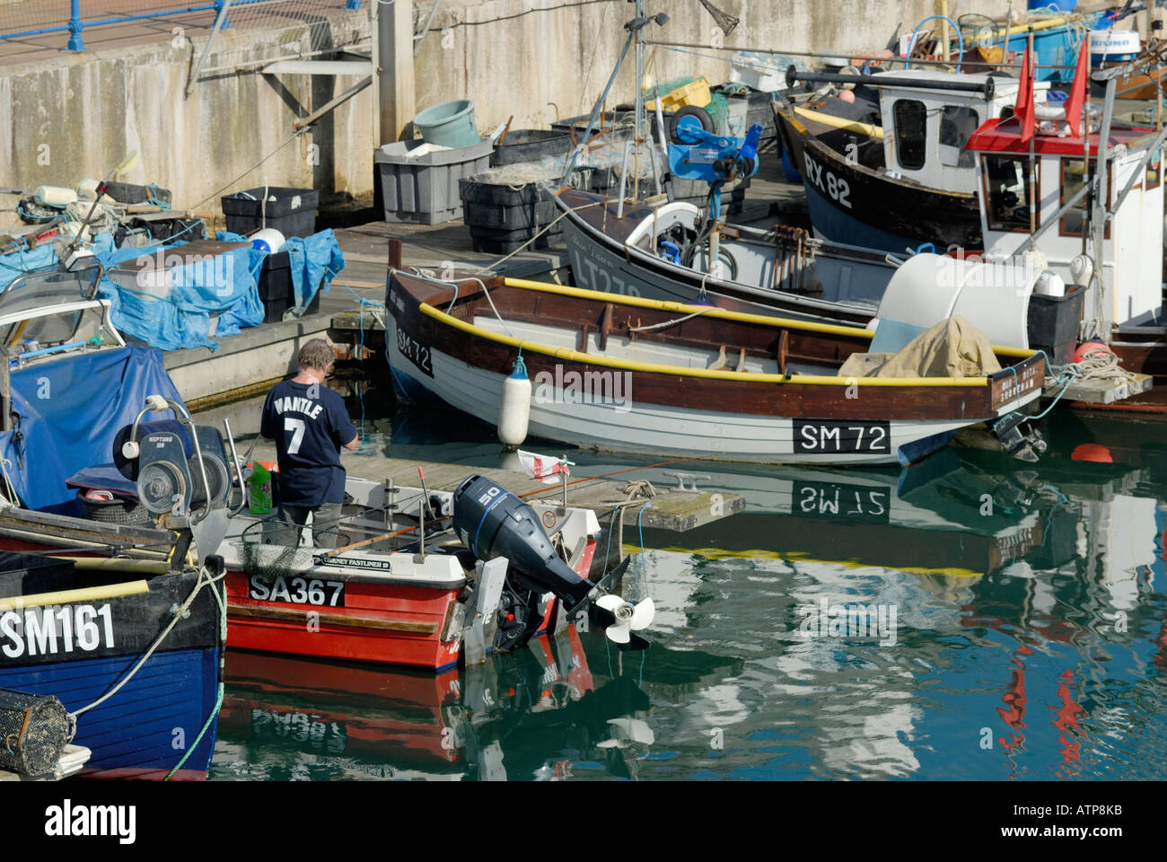 Les bateaux de pêche amarrés au port de plaisance de Brighton East Sussex Banque D'Images