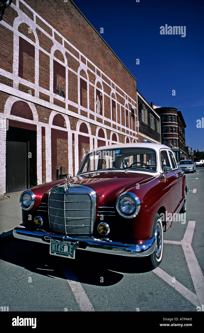 Classic Mercedes car en rue avec pas à vendre Saint Johnsbury plaque d'Arizona USA Banque D'Images