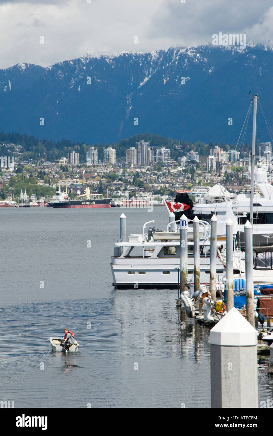 Marina à Vancouver, Colombie-Britannique, Canada avec montagnes en arrière-plan Banque D'Images