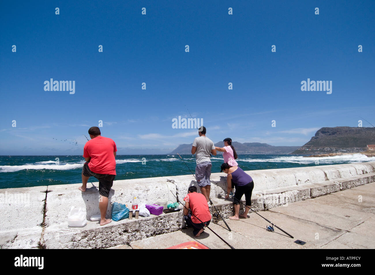 Fish Hoek port avec les pêcheurs sur la côte de False Bay Cape Peninusula près de Cape Town Afrique du Sud Banque D'Images