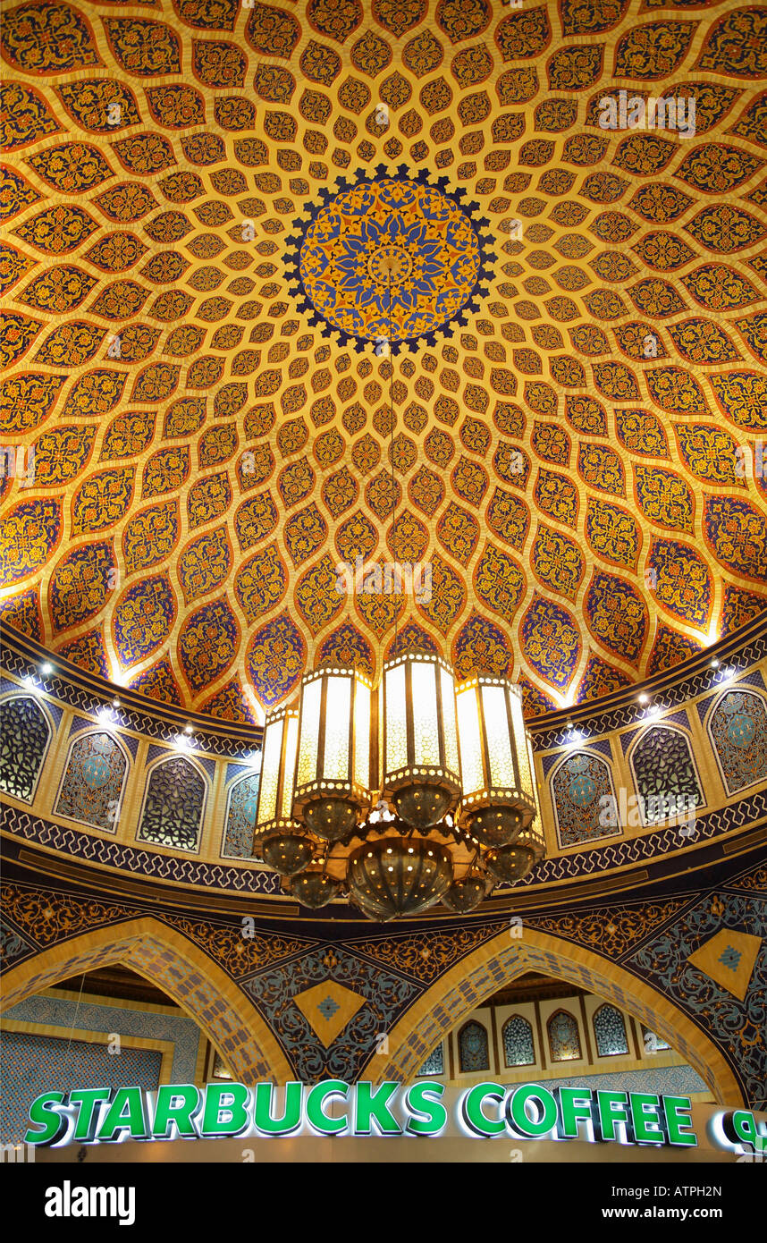 Dome iranien et du café Starbucks- étranges associations dans le centre commercial Dubai Ibn Batutta Banque D'Images