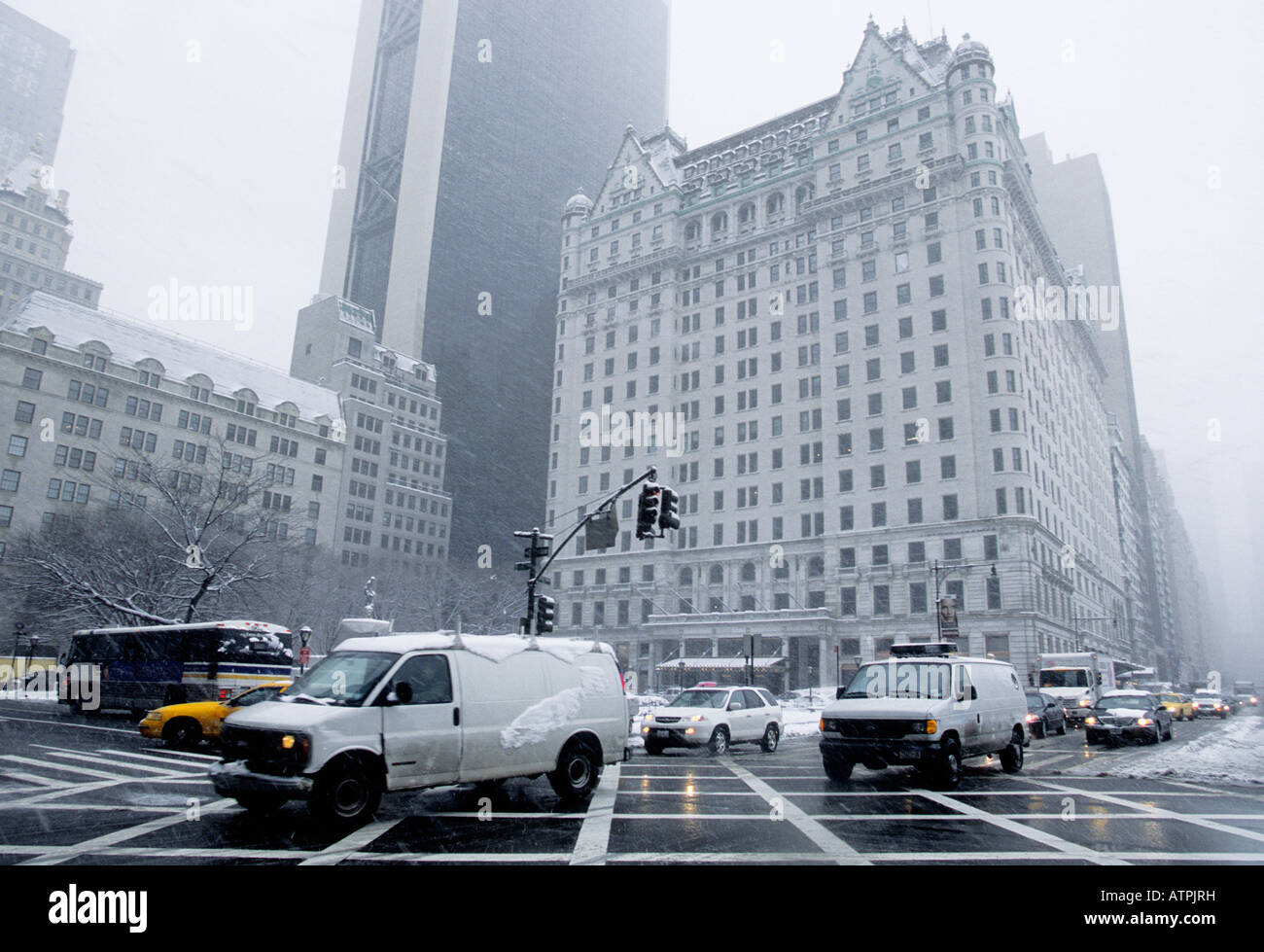 Le Plaza Hotel New York City Fifth Avenue. Paysage hivernal. Embouteillages importants. Intersection de la 5e Avenue et de la 59e rue. Rues humides. Banque D'Images