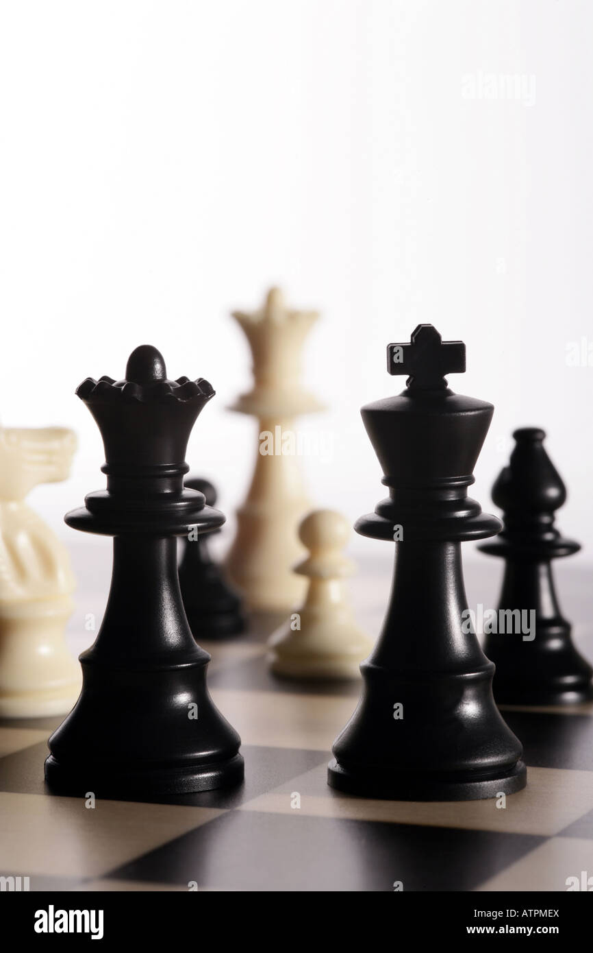 'Pièces des échecs avec le roi et la Reine noire' dominante Banque D'Images