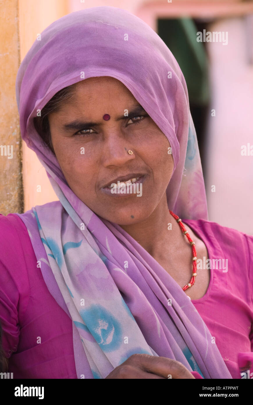 Portrait d'une femme de l'Inde rurale vêtue d'un sari coloré. Banque D'Images