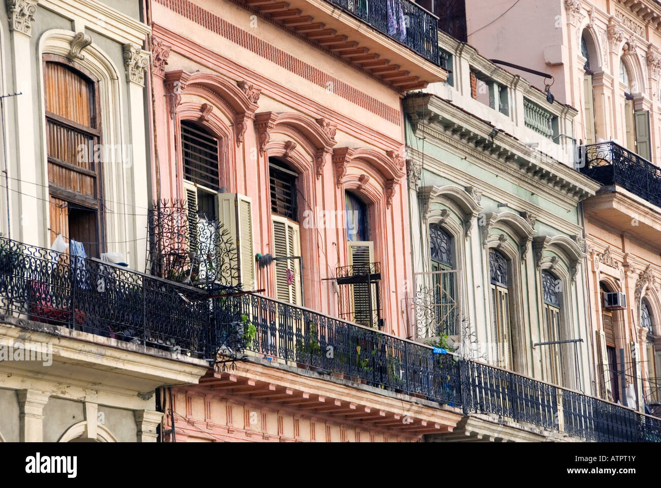 Rangée de maisons / La Havane Banque D'Images