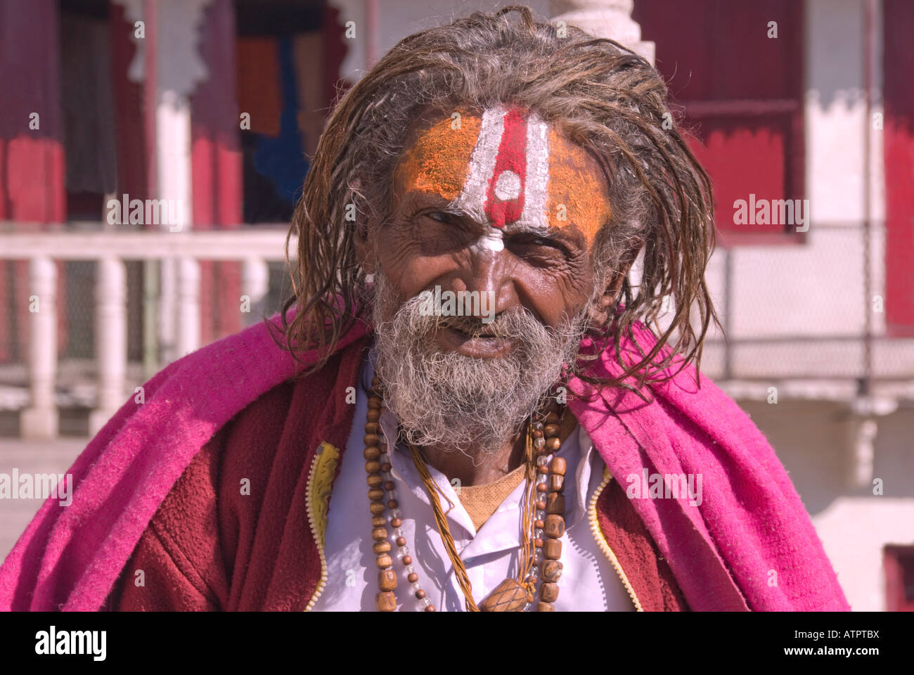 Sadhu Indien assis à l'extérieur d'un temple à Udaiphur, Rajasthan Banque D'Images