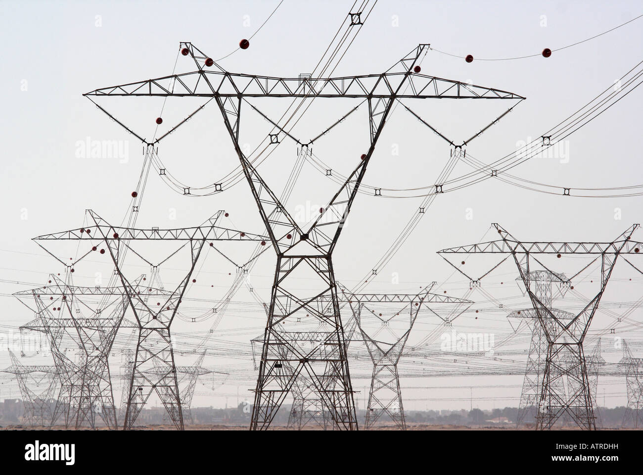 Pylônes électriques dans le désert- Dubai Banque D'Images