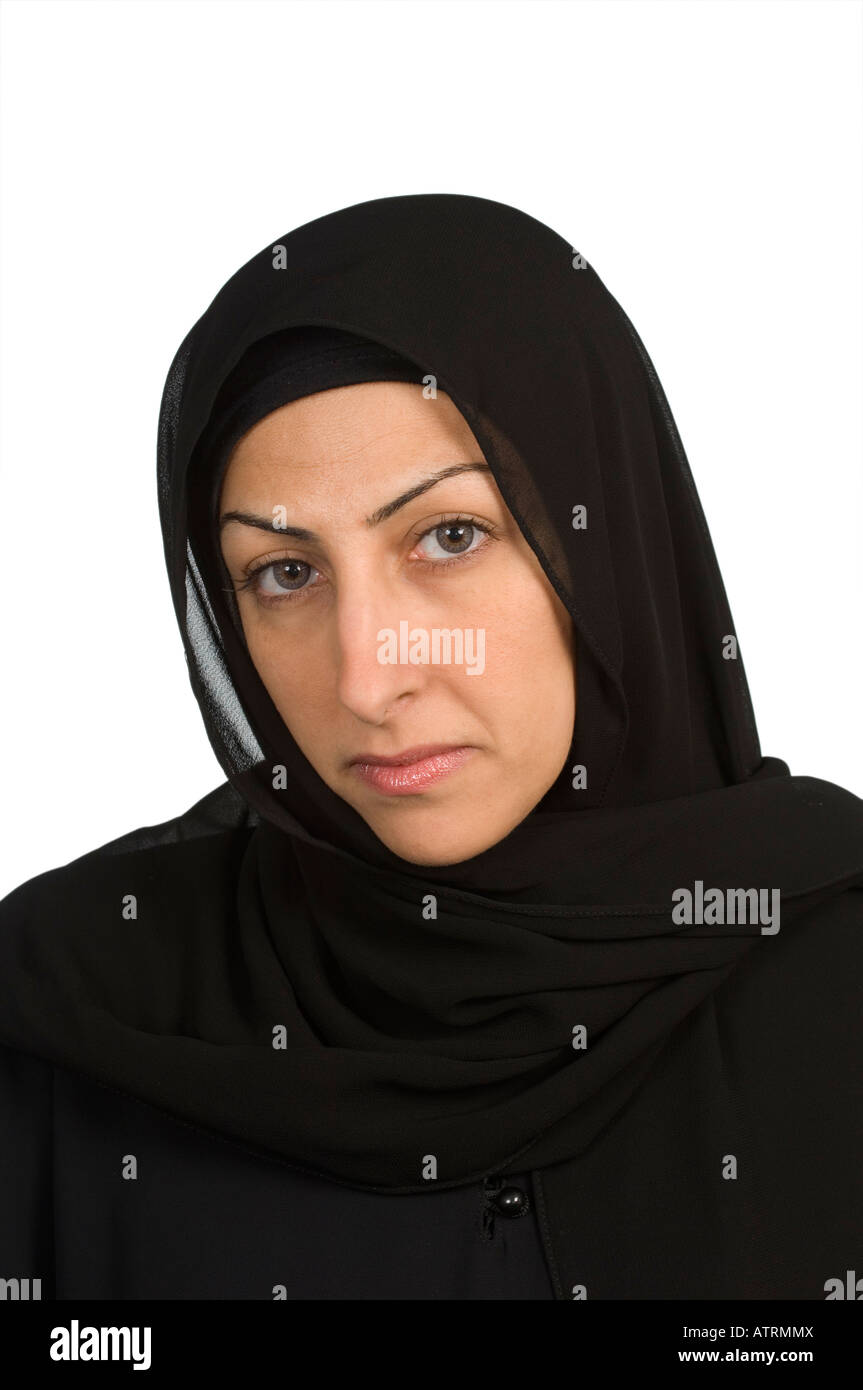 Belle femme musulmane portant le voile noir Photo Stock - Alamy