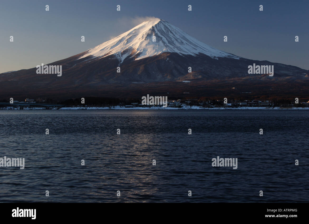 Snow-capped Mt Fuji, au-dessus d'un lac, vu de Kawaguchiko, Japon Banque D'Images