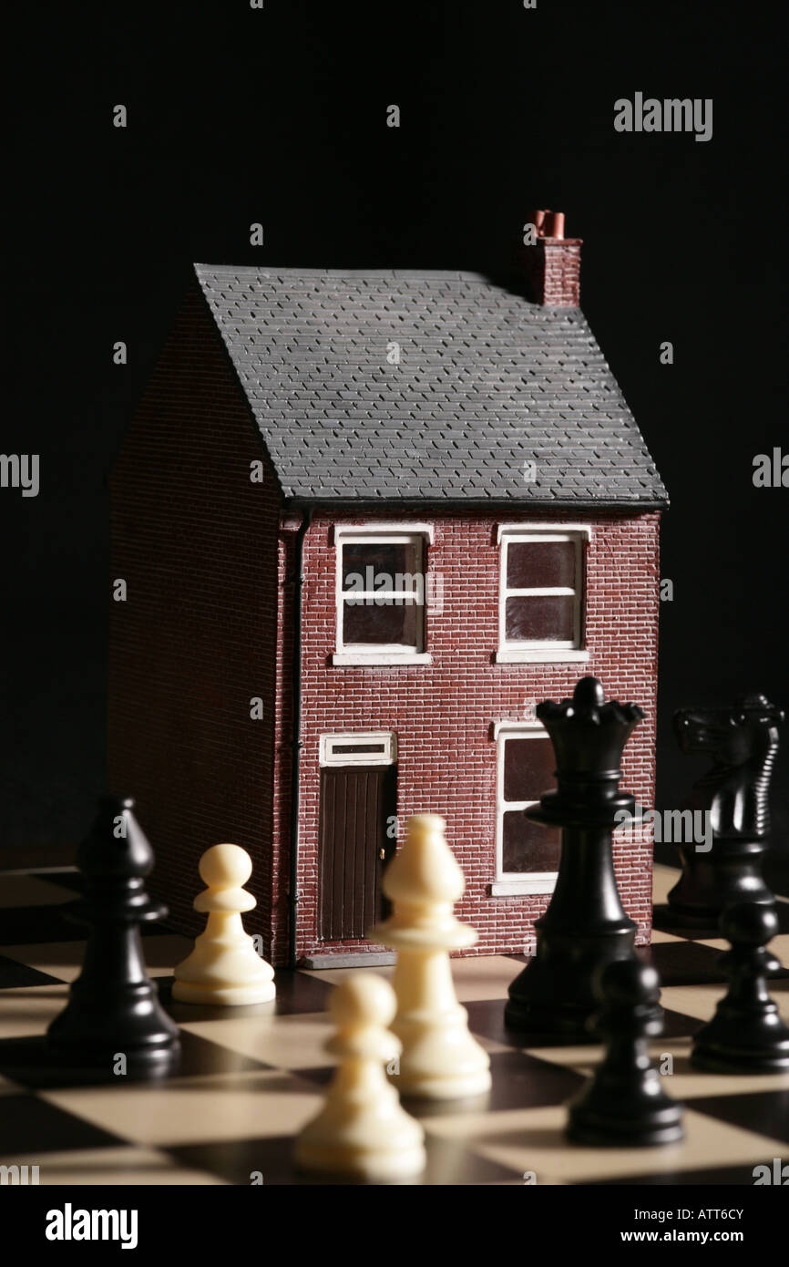 Conseil d'échecs avec un modèle maison mitoyenne Banque D'Images