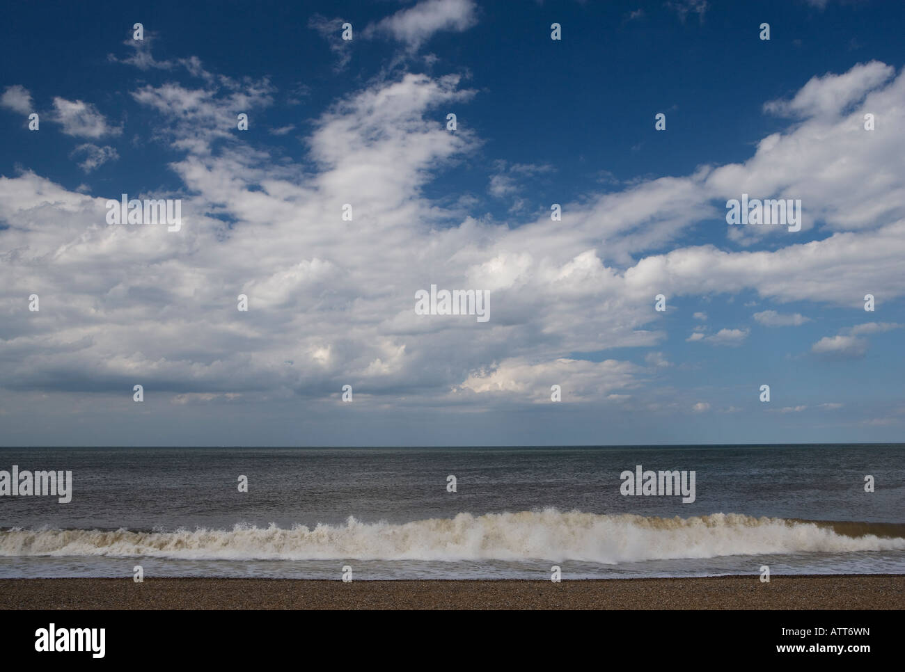 Les nuages blancs dans un ciel bleu sur le Salthouse Beach Banque D'Images