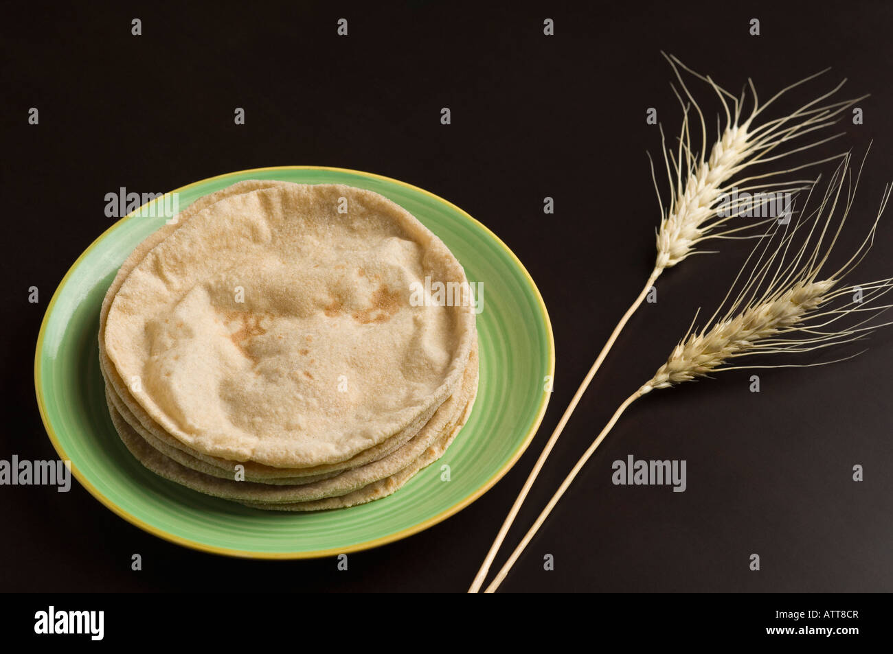 Close-up de chapattis dans une plaque avec des cosses de blé Photo