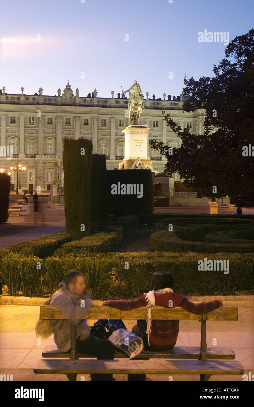 Palacio Real et statue Felipe IV à Plaza de Oriente à Madrid au crépuscule, Madrid, Espagne, Europe, UNION EUROPÉENNE Banque D'Images