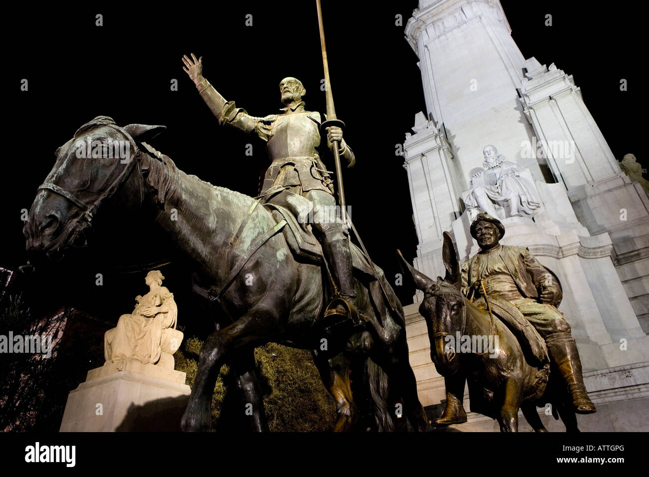 L'école Don Quijote de Cervantes Monument à Plaza Espana une nuit, Madrid, Espagne, Espana, l'Europe, l'UNION EUROPÉENNE Banque D'Images