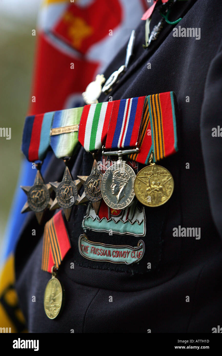 Médailles sur la poitrine d'un vétéran de guerre à un service le jour de l'Armistice à Exeter, Devon, UK Banque D'Images