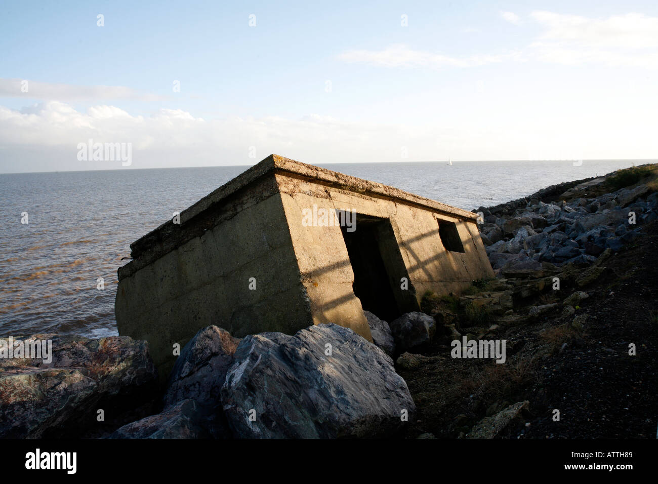 La Seconde Guerre mondiale bunker de glisser dans la mer du Nord en raison de l'érosion côtière Banque D'Images