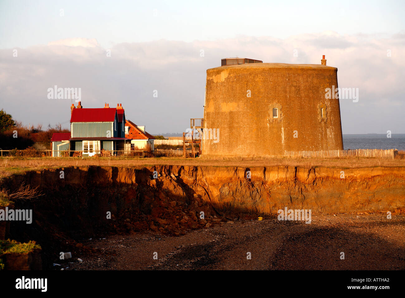 Tour Martello et chambre à l'East Suffolk Angleterre Bawdsey en danger de sombrer dans la mer du Nord en raison de l'érosion côtière Banque D'Images