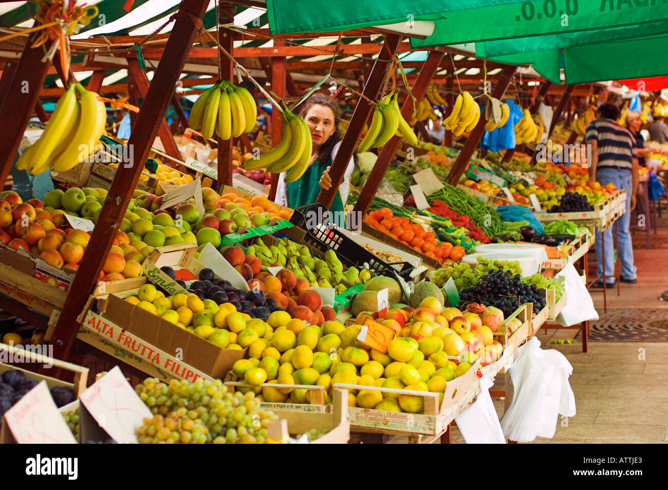 Femme vendant des fruits et légumes à l'étal du marché dans la vieille ville de Zadar, Croatie Banque D'Images