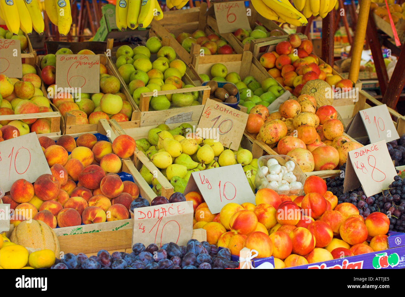 Fruits et légumes à l'étal du marché dans la vieille ville de Zadar, Croatie Banque D'Images