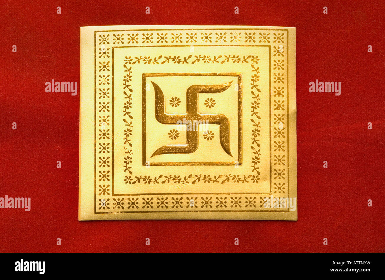 Close-up d'une croix gammée sur une carte d'invitation de mariage Photo