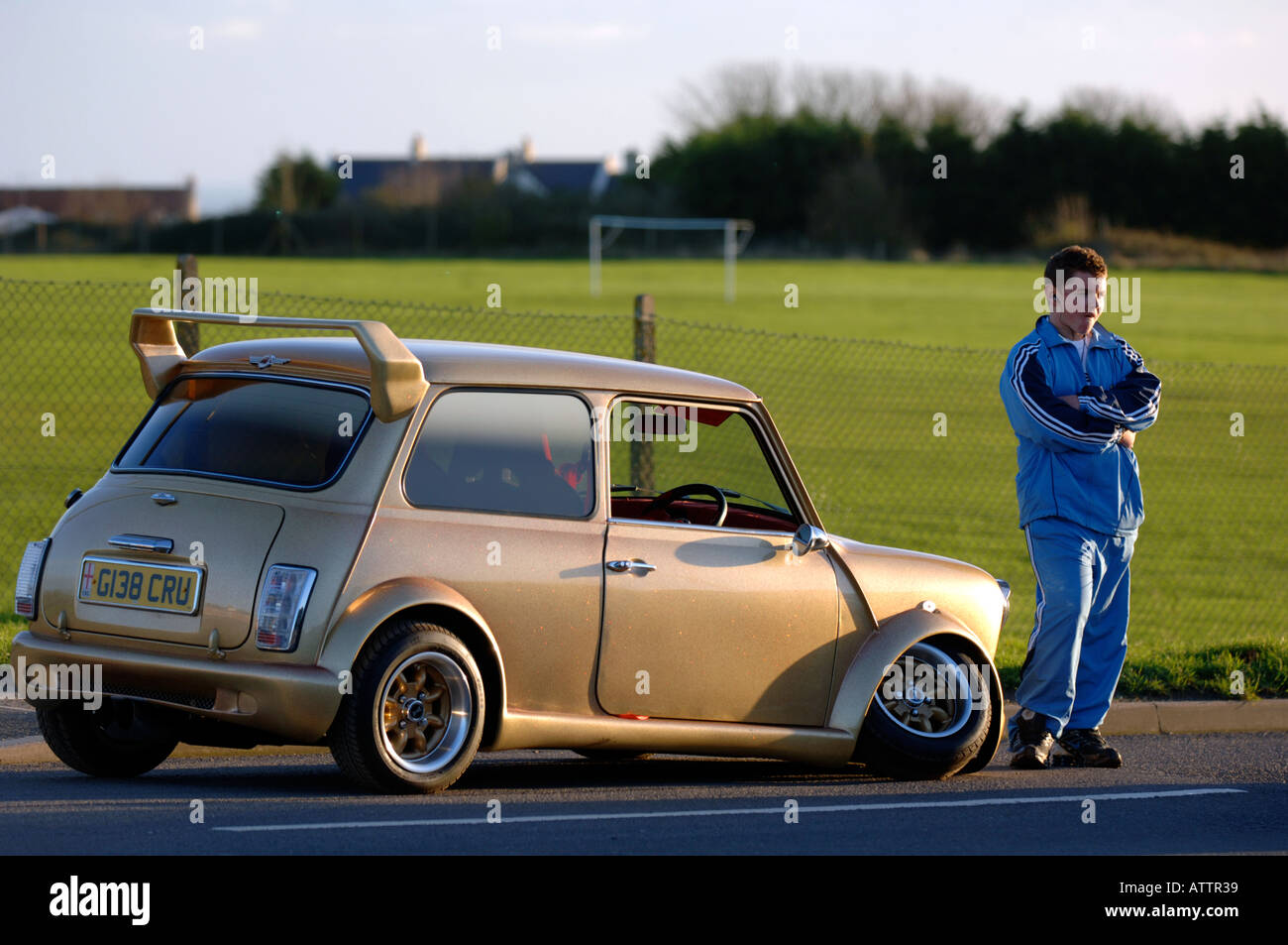 Garçon style racer voiture avec pont avant cassé Banque D'Images