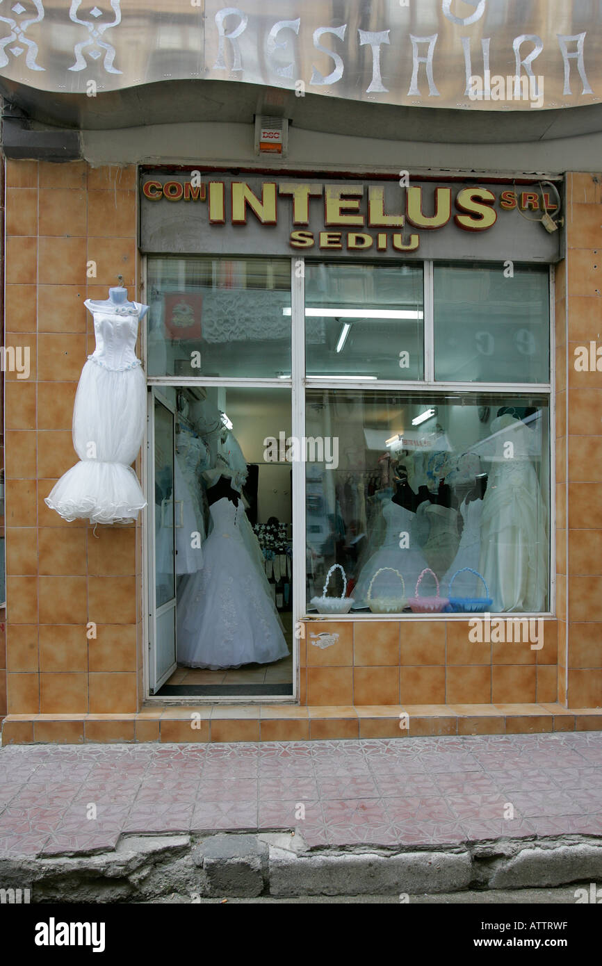 Boutique robe de mariage mariée fille femme Roumanie BUCAREST bâtiment  street salon pauvres pas d'argent des gens de la rue pays habitudes adultes  Photo Stock - Alamy