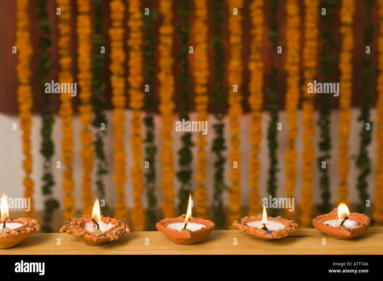 Rangée de lampes traditionnelles de gravure diwali Banque D'Images
