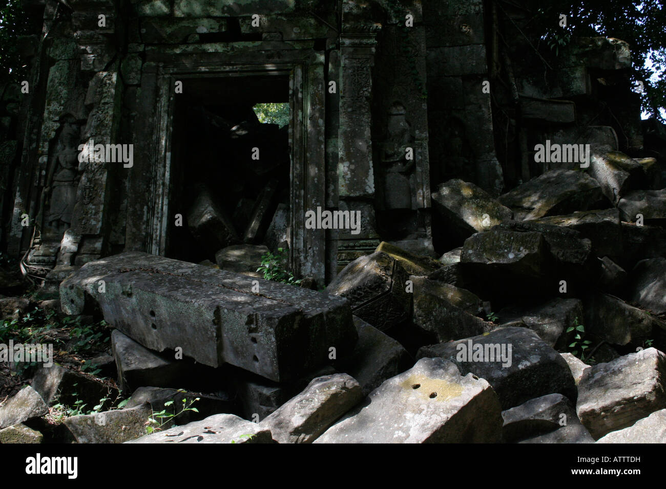 L'entrée d'une bibliothèque à Beng Mealea, ruines du temple Angkor, au Cambodge. Banque D'Images