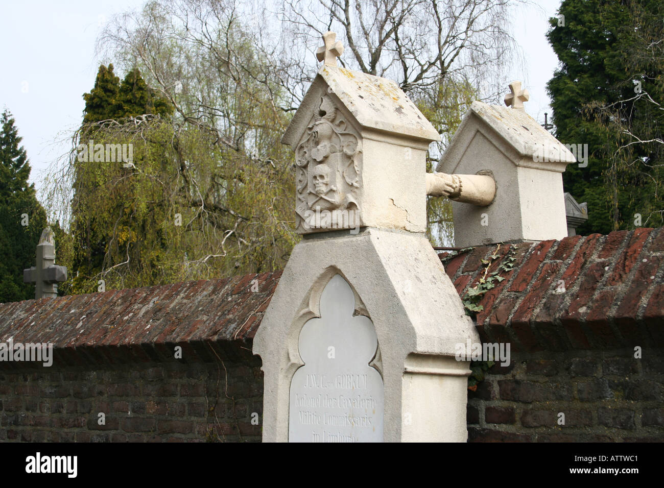 Deux mains tendues au mur de cour de l'église à Het Oude Kerkhof Roermond Pays-Bas Banque D'Images