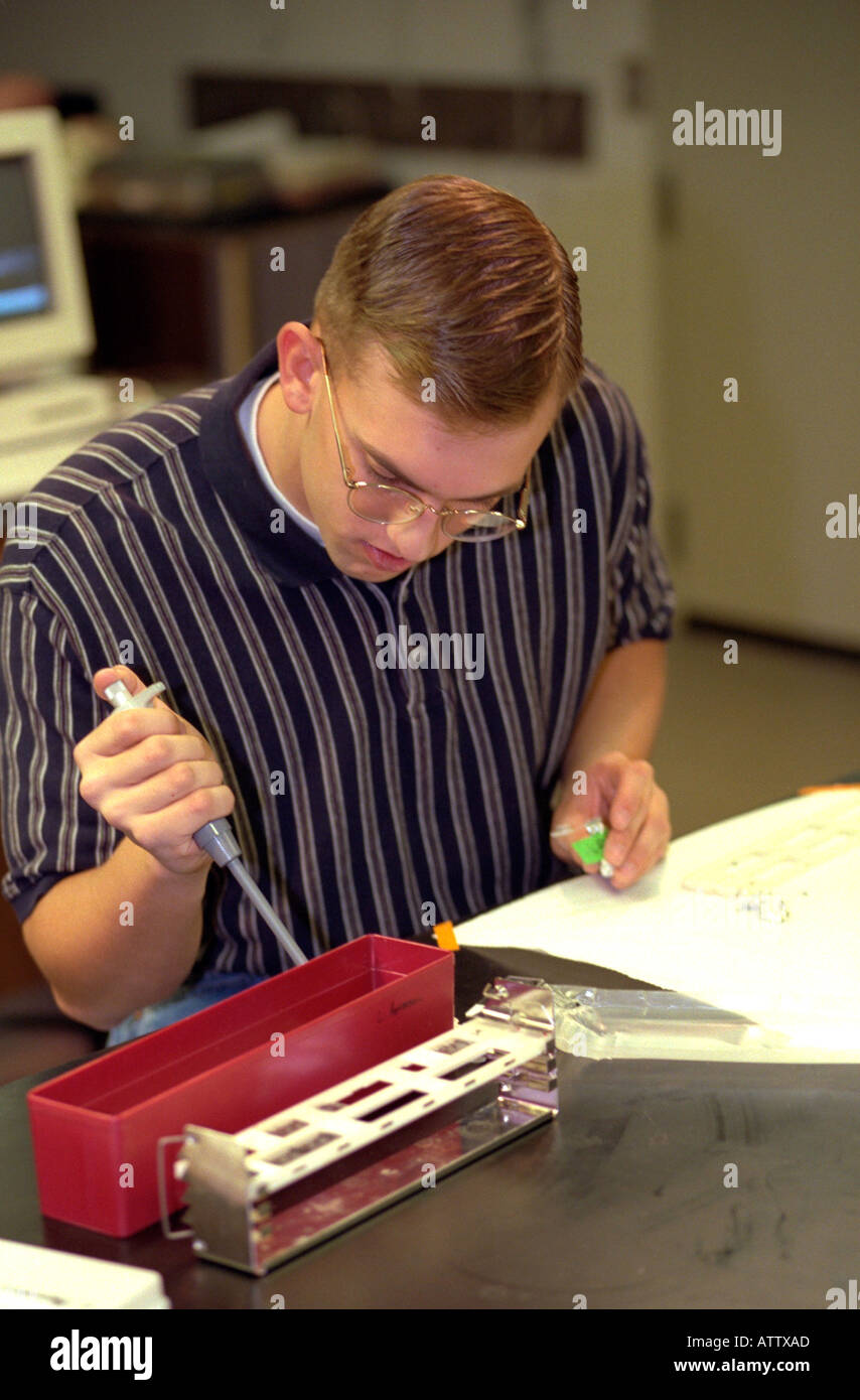 L'âge de 21 ans étudiant en travaillant en laboratoire. Macalester College St Paul Minnesota USA Banque D'Images