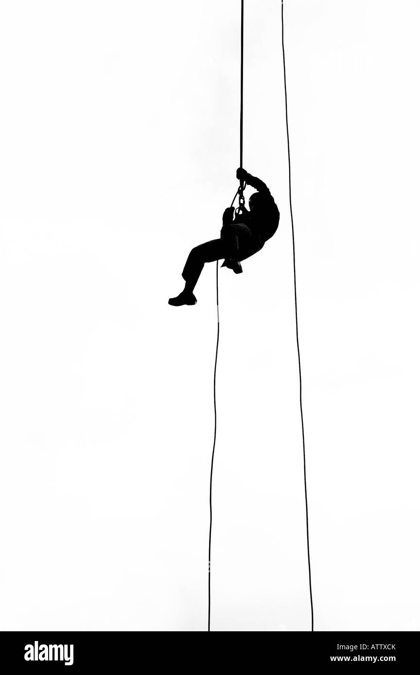 Un grimpeur de descendre sur une corde Banque D'Images