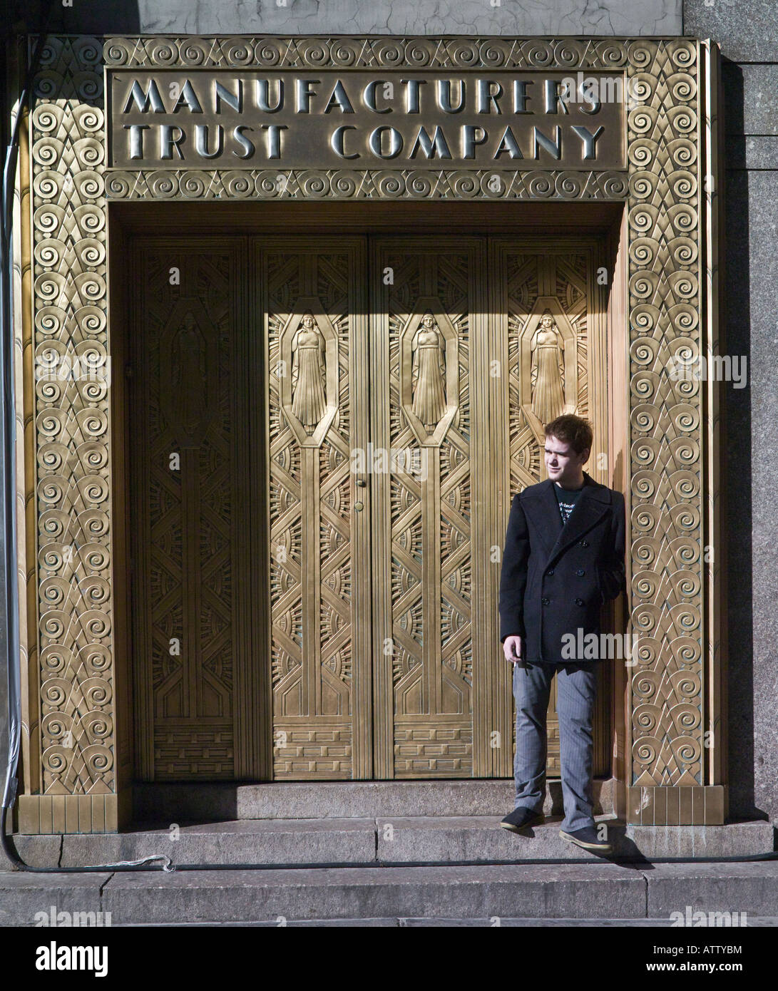 L'homme à porte de fabricants Trust Company signe, ancien New Yorker Hotel, 481 Eighth Avenue, Manhattan, New York, USA Banque D'Images