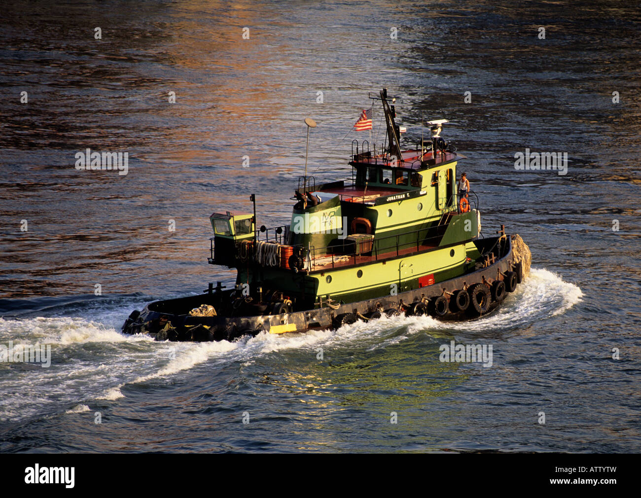 Motomarines. Vue en hauteur d'un remorqueur sur East River, New York City, Manhattan. Trafic maritime commercial New York USA Banque D'Images